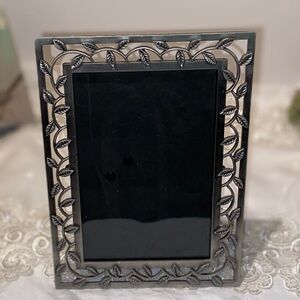 3/55$Vintage Table Top sturdy silver metal picture frame with leaves pattern 4x6